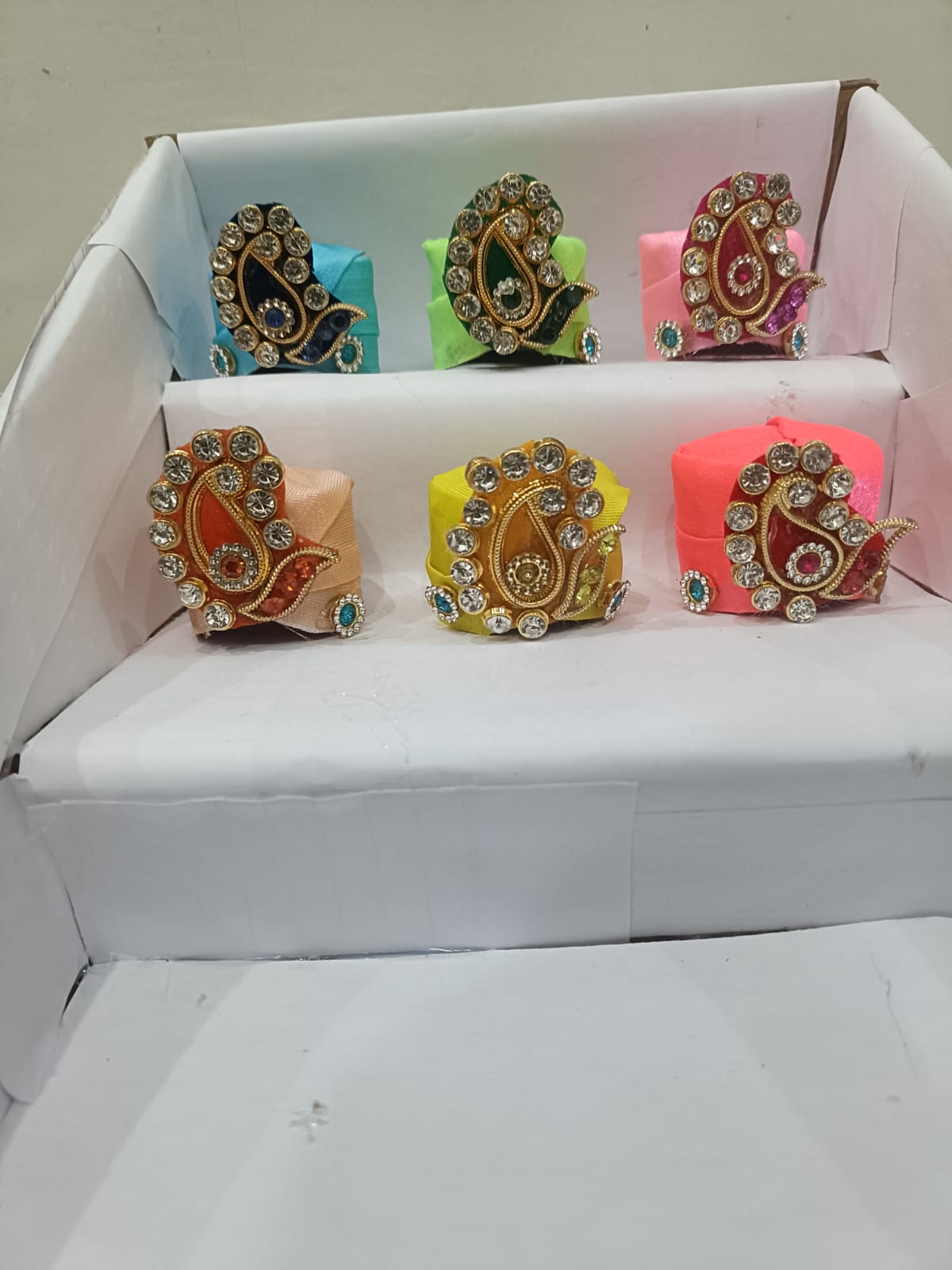 laddu gopal plain base feather dress with pagdi